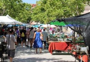 alquiler de bicicletas mallorca-Mercado de Artà puestos de ropa