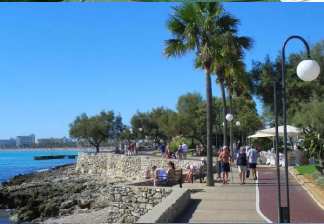 alquiler de bicicletas mallorca-excursion guiada al lmercado de son servera por carril bici al lado del mar