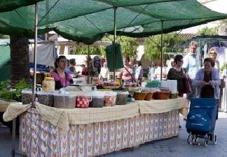 alquiler de bicicletas mallorca-excursion guiada al lmercado de son servera puesto de comida (1)