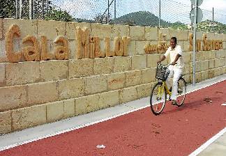 alquiler de bicicletas mallorca-excursion guiada al lmercado de son servera puesto de comida (2)