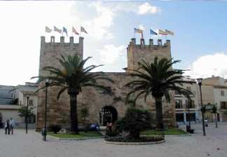 alquiler de bicicletas mallorca-excursión guiada mercado de alcudia costa des barqueres, entrada muralla (1)