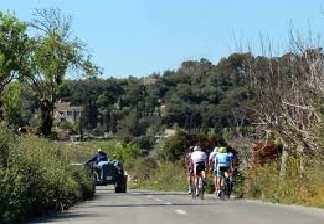 alquiler de bicicletas mallorca-excursiones guiadas por carretera- disfrutando del paisaje