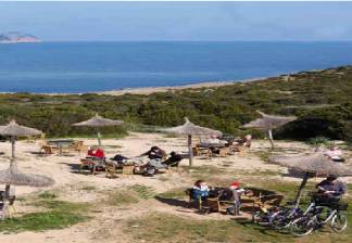 alquiler de bicicletas mallorca-ruta en bicicleta al castillo punta de n'amer terraza