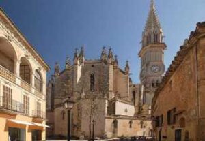 alquiler de bicicletas mallorca-ruta en bicicleta al mercado de manacor iglesia