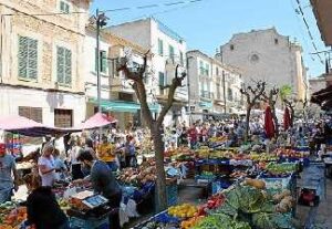 alquiler de bicicletas mallorca-ruta en bicicleta al mercado de manacor puesto de fruta