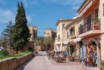 alquiler de bicicletas mallorca. casco antiguo alcudia