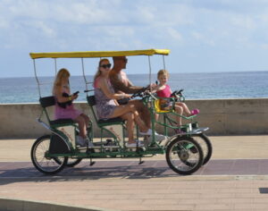 alquiler de bicicletas familiares de cuatro ruedas, carritas, tandems